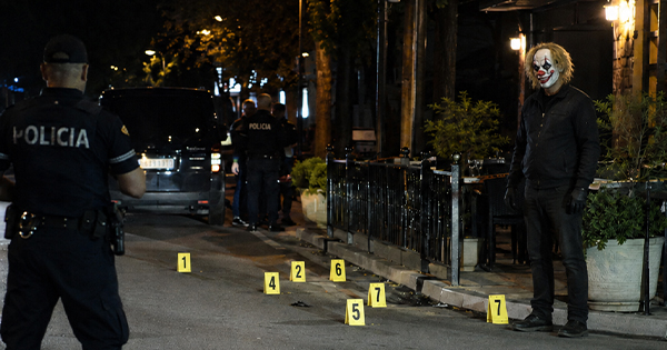 E pabesueshme në Elbasan: Autori me parukë&hellip;