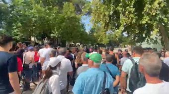 Protestuesit shkulin gardhin, policia përdor sprej lotsjellës