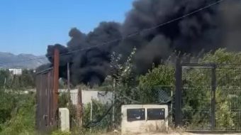 Ndotet Kamza, zjarr në një varrezë makinash