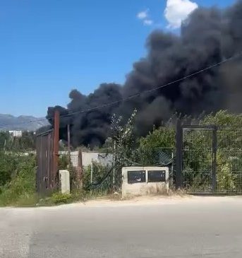 Ndotet Kamza, zjarr në një varrezë makinash