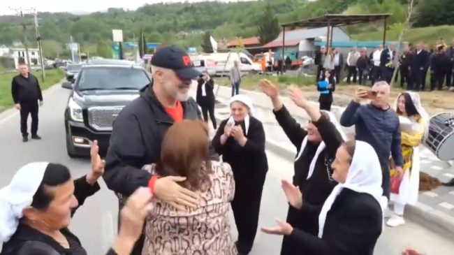 Klosianët marrin daullet, këngë e valle pas&hellip;