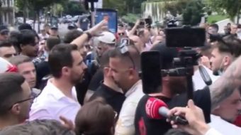 Lapaj përpiqet ta bëj pis protestën, populli&hellip;