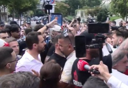 Lapaj përpiqet ta bëj pis protestën, populli&hellip;