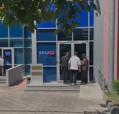 Dorëzohet në SPAK ‘The Albanian Files’, protestuesit:&hellip;