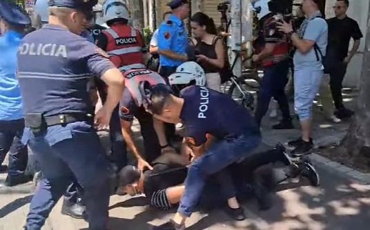 Dy protestues në burg, arrest shtëpie për&hellip;