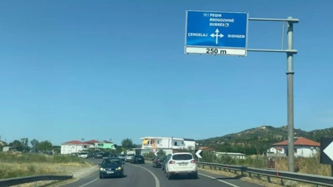 Aksident në Peqin-Rrogozhinë, përplasen dy automjete dhe&hellip;