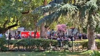 Policia rrethon Kuvendin për të mbrojtur Zeqinenë&hellip;
