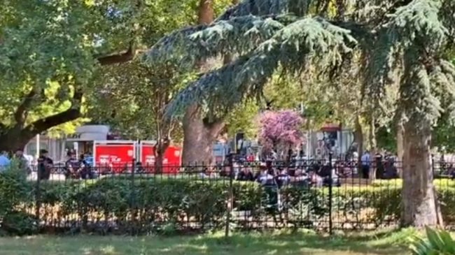 Policia rrethon Kuvendin për të mbrojtur Zeqinenë&hellip;