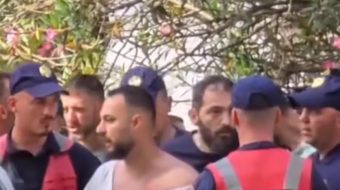 Policia shoqëron 5 protestues përpara Parlamentit