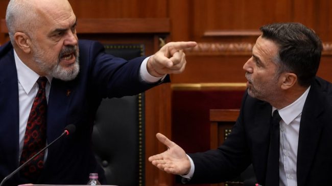 “Qepe gojën, mos fol! Ik p*rdhu”, plas&hellip;