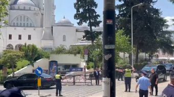 Policia u hap rrugën deputetëve duke lënduar&hellip;