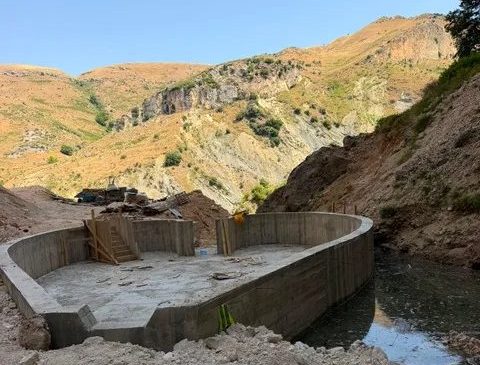 Betoni “pushton” Ujëvarën e Rasalit në Vlorë,&hellip;
