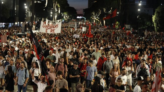 Protesta e 65-të në Tiranë, qytetarët kërkojnë&hellip;