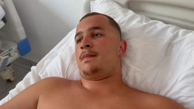 U shpëtoi flakëve duke u hedhur nga&hellip;