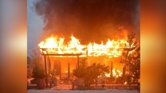 Zjarri shkrumbon resortin në Sarandë