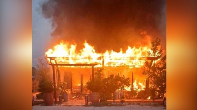 Zjarri shkrumbon resortin në Sarandë
