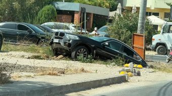 Aksident te Kthesa e Arbanës, makina përfundon&hellip;