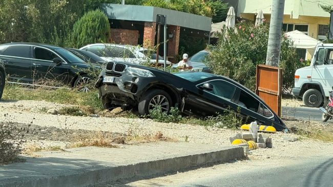 Aksident te Kthesa e Arbanës, makina përfundon&hellip;