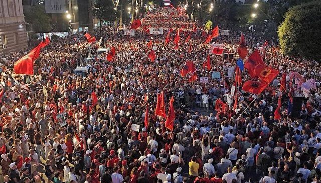 Protesta e 63-të në Tiranë, qytetarët marshojnë&hellip;