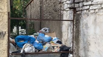 Plehrat pushtojnë lagjen në Elbasan