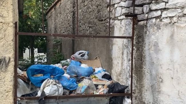 Plehrat pushtojnë lagjen në Elbasan