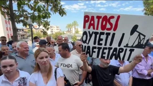 Protestë në Patos kundër shkrirjes së bashkisë:&hellip;