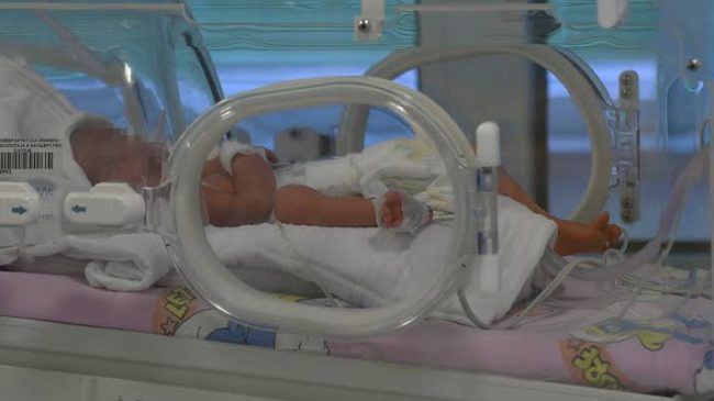 Gjyshja rrëmben mbesën 10-ditëshe nga spitali