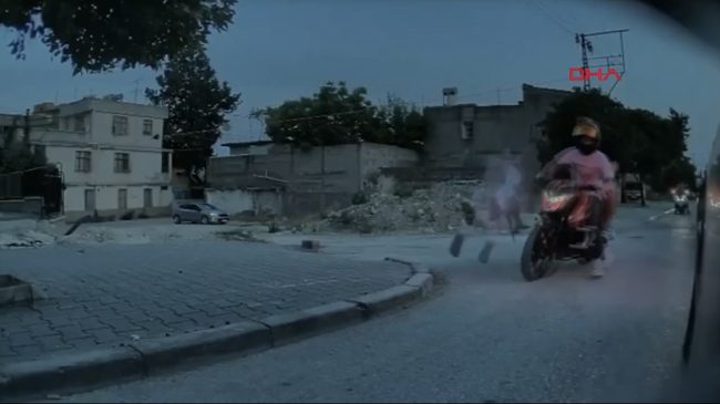 Gruaja përplaset fortë nga motori, ngrihet dhe&hellip;