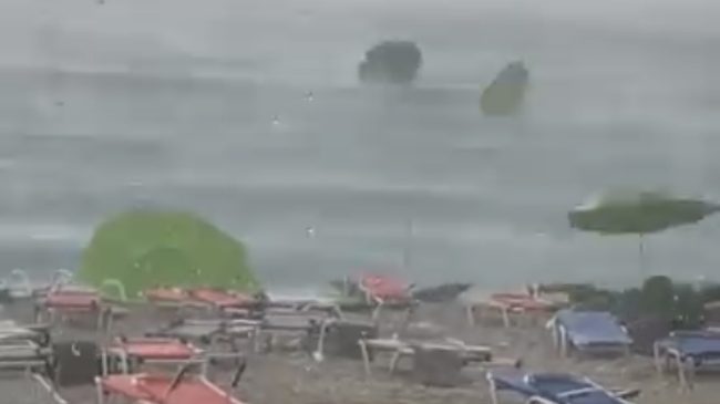 Stuhi e fortë në Ksamil: Era merr&hellip;