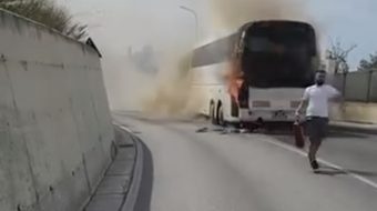 Autobusi përfshihet nga flakët, shpërthime të fuqishme&hellip;