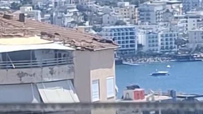 Punëtori rrezikon jetën në çatinë e pallatit&hellip;