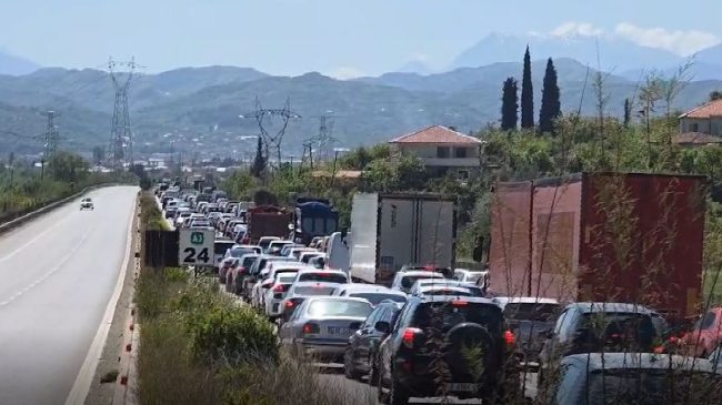 Trafiku kthen në “makth” rrugën drejt Pogradecit,&hellip;