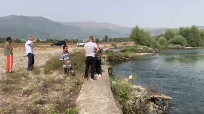 U fut për t’u larë në lumin&hellip;