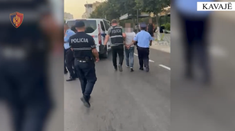 I dhunuan nipin kamarier dhe s’i dhanë&hellip;