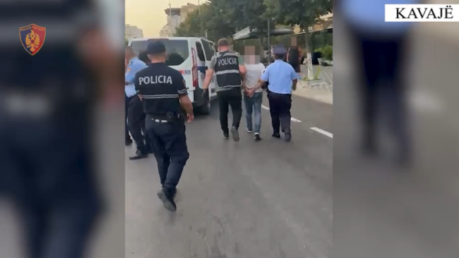 I dhunuan nipin kamarier dhe s’i dhanë&hellip;