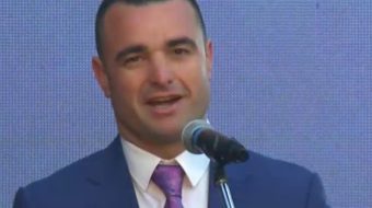 Zbrazën karikatorin në Palasë! Në jaht Titi&hellip;