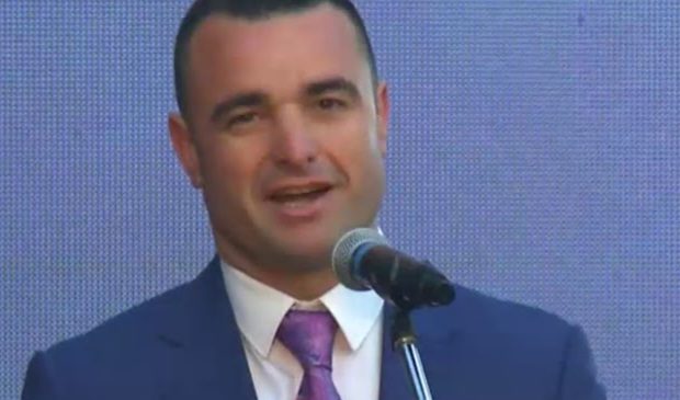 Zbrazën karikatorin në Palasë! Në jaht Titi&hellip;