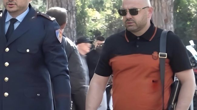 Ish-polici Ulian Shpataraku kërcënon me jetë kamarierin&hellip;