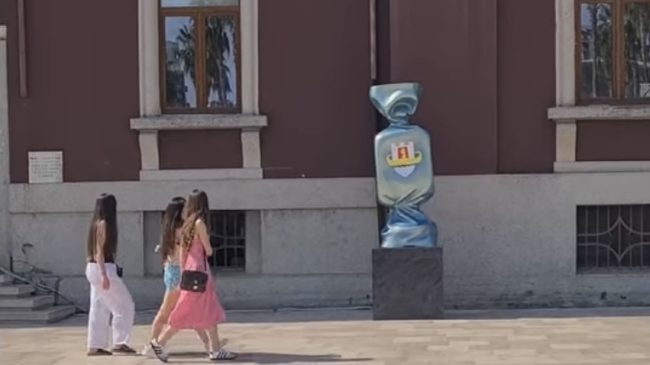 Karamele poshtë zyrës së Emirjana Sakos në&hellip;