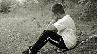 31-vjeçari merr peng në shtëpi një djalë&hellip;