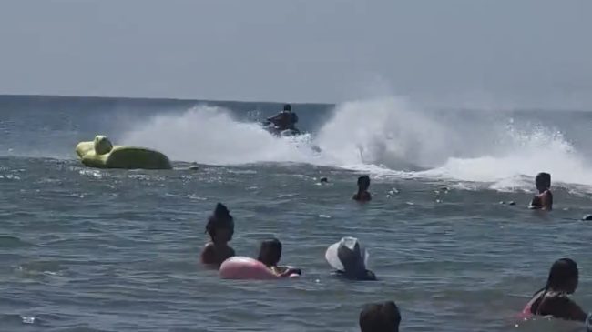 ‘Trimat’ me JetSki kryejnë manovra të rrezikshme&hellip;