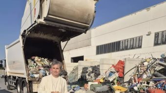 Punonjësit e pastrimit gjejnë mes mbeturinave biletën&hellip;