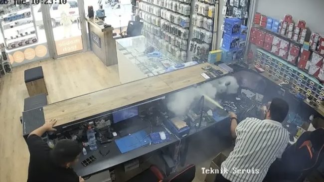 Momente paniku në servis, bateria e celularit&hellip;