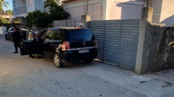 Babai e goditi aksidentalisht me makinë, humb&hellip;