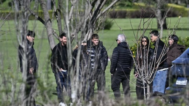 Në heshtje dhe dhimbje, Messi i jep&hellip;