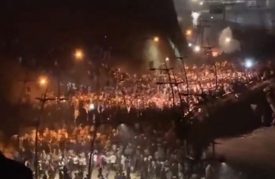 Qindra migrantë tentojnë të hyjnë në Ceuta&hellip;