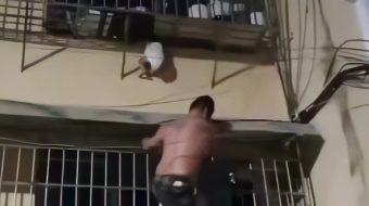 Burri ngjitet nga kangjellat dhe shpëton foshnjën&hellip;