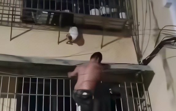 Burri ngjitet nga kangjellat dhe shpëton foshnjën&hellip;
