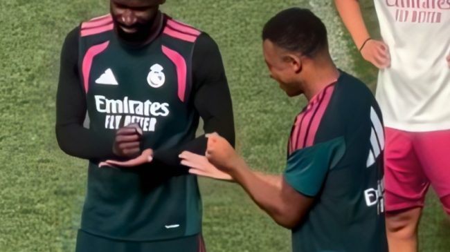 Mbappé dhe Rüdiger luajnë “Gur, Letër, Gërshërë”&hellip;