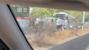 Makina elektrike “i ngjitet” nga pas autobusit
